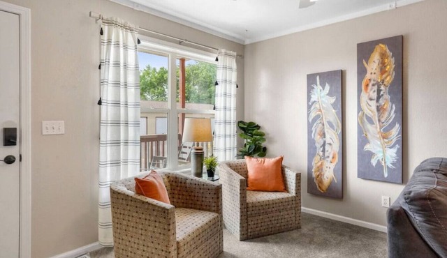 2 bed 2.5 bath close to shopping, restaurants and more
