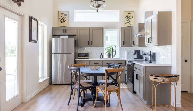 2 Bedrooms + Full Kitchen + 5 min drive to RT