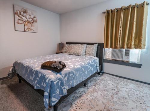 2 BR 1 Bath Home in Arlington - conveniently located near Cowboys stadium and Globe Life stadium, 20 mins to DFW airport