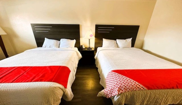 2 Budget-Friendly Rooms w/Outdoor Swimming Pool & Free Parking