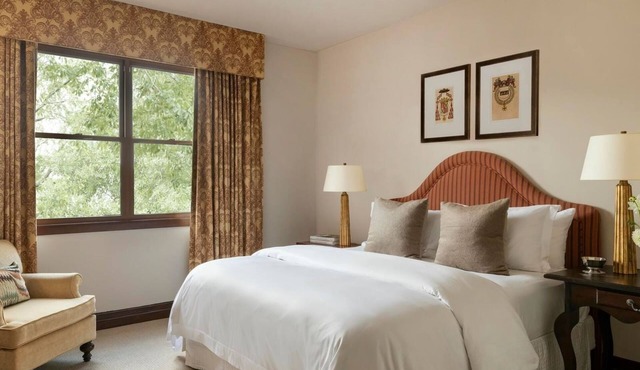 2 Deluxe Suite | Hotel Granduca | Suite Near Uptown Park Shops & Dining