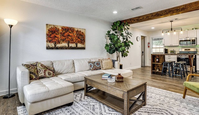 < 2 Mi to Dallas Stadium! Work & Play Base w/Yard