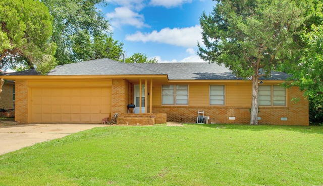 2 Mi to Ft Sill: Home w/Fenced Yard, Near Walmart