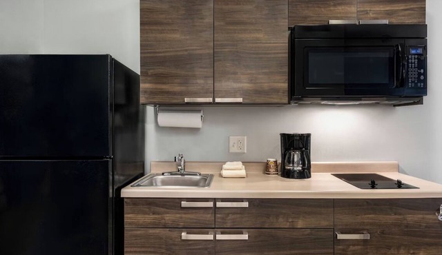 2 Modern Suites with Fully Equipped Kitchen Near Mitchell Prehistoric Village