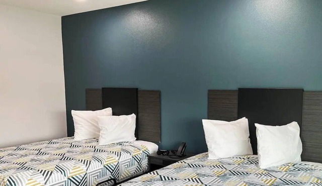 2 Queen Beds | 2 Miles to Little Caesars Pizza | Free Parking | Pet-Friendly