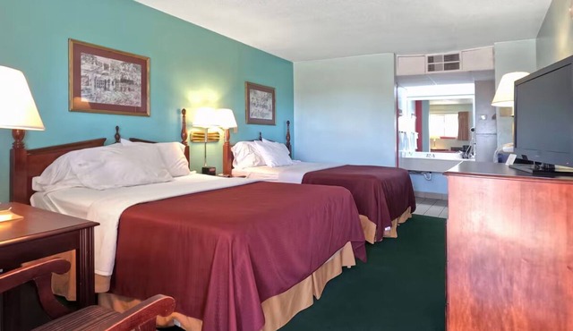 2 Restful Rooms w/2 Queen Beds – Relax, Refuel, & Explore Route 66 Beauty