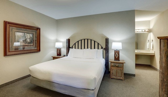 2 Suites | Modern Stay in Johnston, IA | 5 mi to Gray’s Lake Park