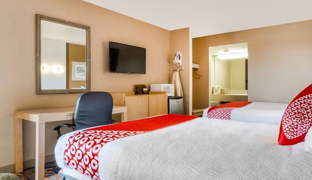 2 Value for Money Queen Rooms – Pet-Friendly & Near Coliseum Attractions
