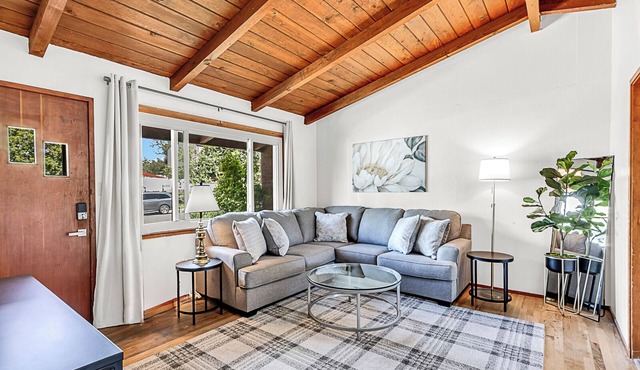 2BR Cozy Cabin Vibes | King Bed + Vaulted Ceilings