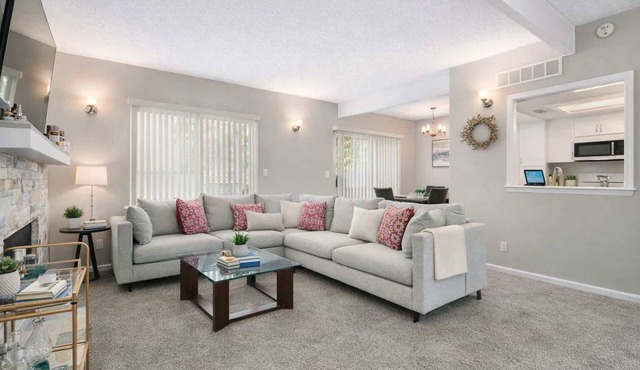 2BR Home Lenexa Sleeps 5 Pool Tennis SPORTS FANS!