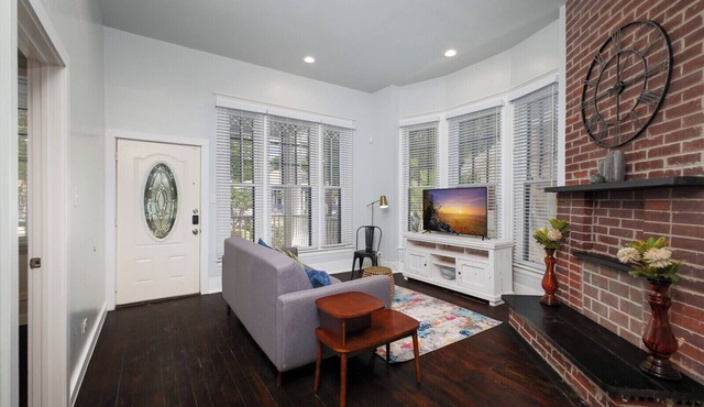 2BR Riverwalk Condo Corporate & Insurance Stays Fast Wi-Fi W/D Monthly