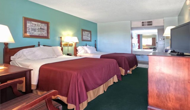 3 Attractive Budget Rooms by I-40 – Great Overnight Stop w/Free Breakfast