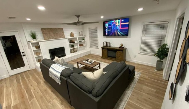 3 bdrm 2 bath with access to pool& patio.