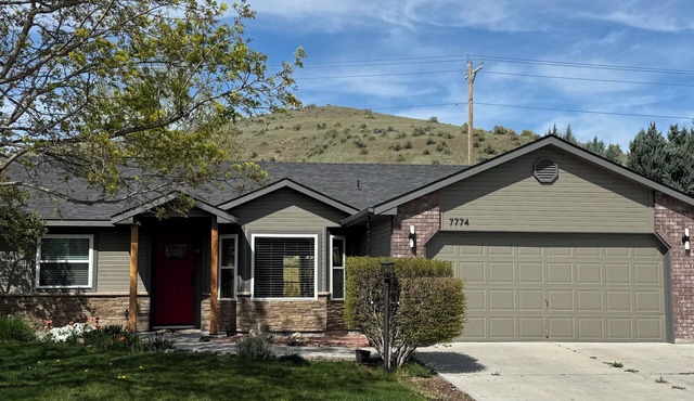 3-bdrm house near Boise foothills w/great water pressure. Biker's Paradise!