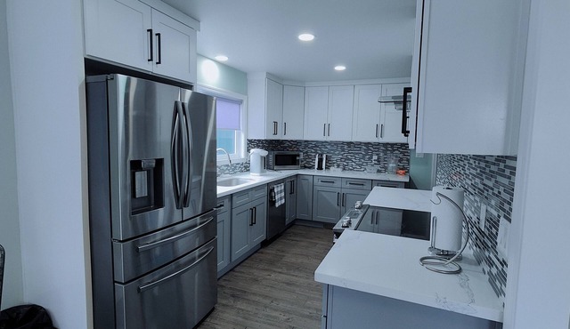 3-bedroom apartment in fantastic Kenmore with cool AC