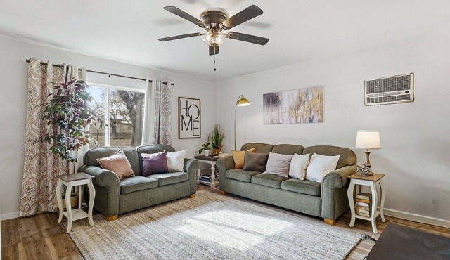 3 Bedroom Private Home Sleeps 6. Starlink & Laundry.
