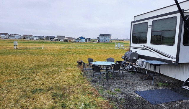 3-bedroom RV in charming mardon resort on the golf course. Pets ok with AC, WiFi