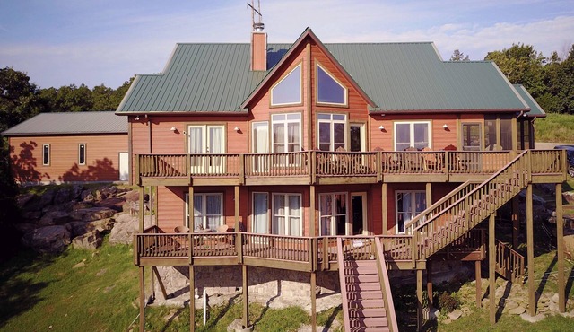 3-Decks-Lakeside w/quiet cove, Firepit, Dock, Kayaks, Paddleboards. Pet Friendly