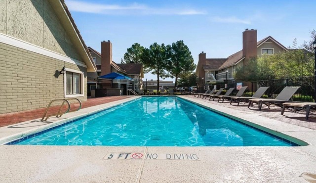 3 Relaxing Suites – Pet-Friendly, Kitchen Access, Pool, Parking & Breakfast