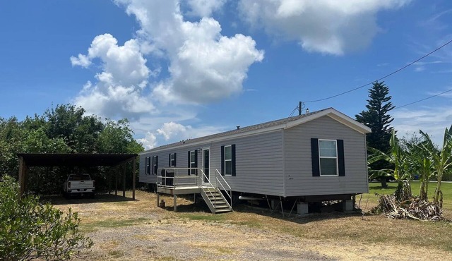3BR/2BA Waterfront Rental Family Fishing Camp with Boat Parking & WiFi