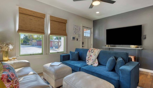 3BR Lavaca Bungalow | Walk to RiverWalk | Sleep 10