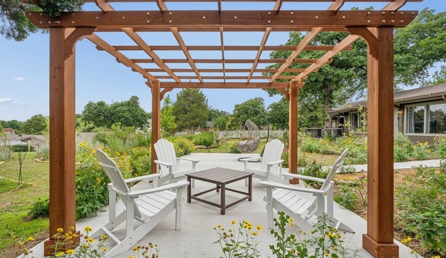 3BR log cabin west OKC — fenced yard, grill, patio. Full kitchen. Sleeps 10. #MW