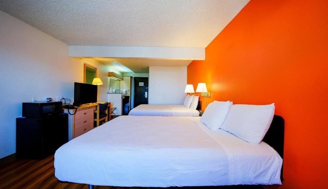 4 Affordable Rooms Ideal for Exploring Shops & Dining w/Free Parking