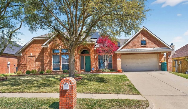 4 Bedroom | 8 Beds | LRG Backyard | Group Friendly