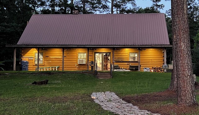 4-bedroom cabin on the lake with Fire Pit, grill, family games, fishing poles