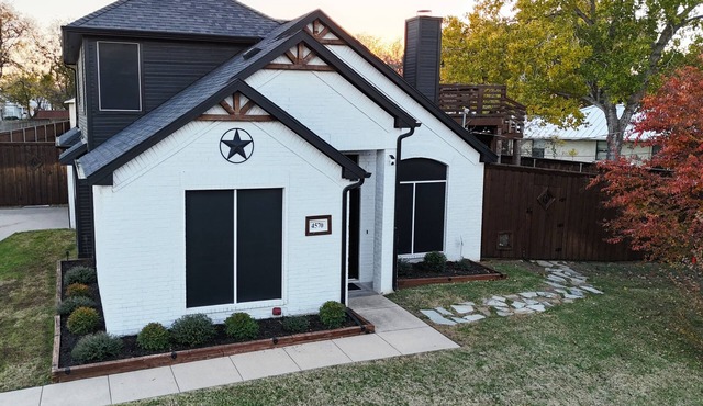 4-bedroom lake community, hot tub, firepit, media room, gym