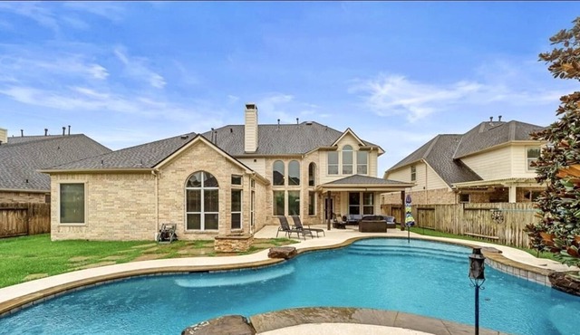 4 BR Villa w Heated pool ,Patio with Firepit , Jetted-tub,Backyard