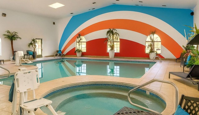 4 Comfortable Units with Free Breakfast & Free Parking! W/Indoor Pool & Hot Tub