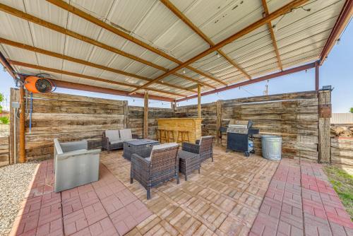 4 Mi to Museums: Roswell Getaway w/Game Room!
