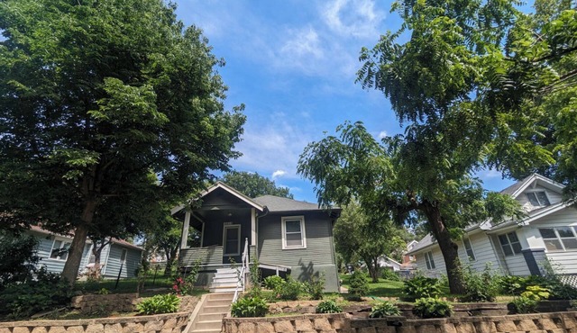 4 minutes to zoo & 10 minutes to downtown! 2 bedroom, 3 bed home w/patio & yard