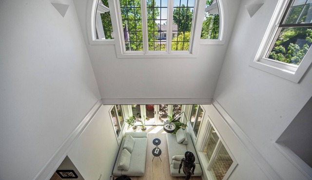 4 private suites+bonus 5th&6th bedroom! Hot Tub on 3/4 acre. Family+Pets+Retreat