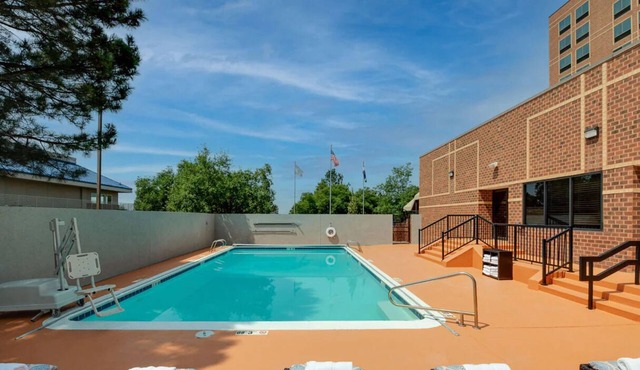 4 Units Minutes to Denver Zoo & Downtown Aquarium. Pets Allowed, Pool!