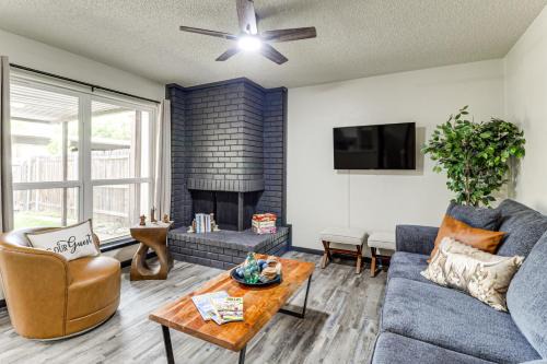 5 Mi to AT&T Stadium: Townhome w/Patio