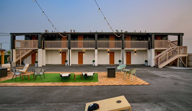 5 min. to Lincoln's top attractions. King-size bed, kitchenette & outdoor space