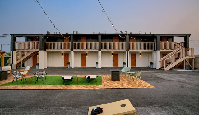 5 min. to Lincoln's top attractions. 2 Queens, WiFi, kitchenette & outdoor space