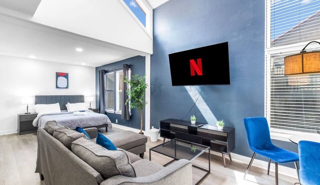 5 Min to Love Field | Gated+Guard | 2BR | Parking