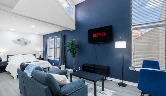 5 Min to Love Field | Gated+Guard | 2BR | Parking