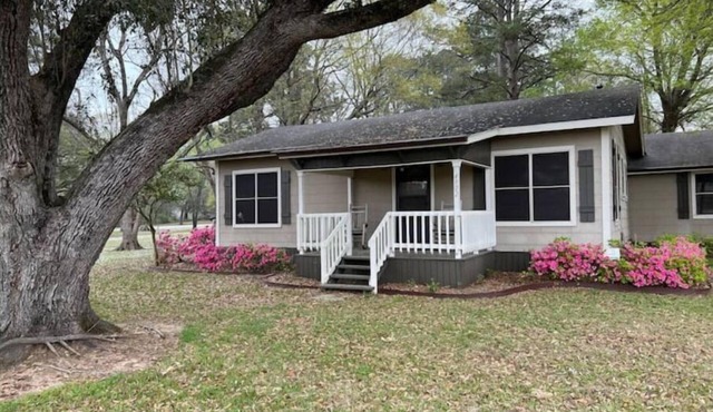 5 Star Cottage Sleeps 6 2br 2ba Family & Pet friendly by ULM. 1acre near bayou.
