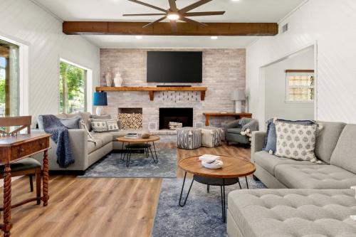 5BR 3.5BA Waterfront Boat, Dock and Kayaks, Lake McQueeney by Austin Vacay