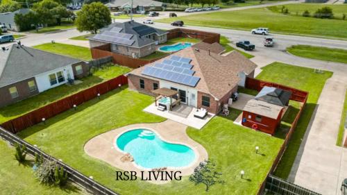 5BR Getaway in DeSoto with Pool Hot Tub & Cinema