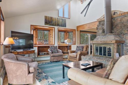 5BR Mountain Retreat with Hot Tub and Sauna
