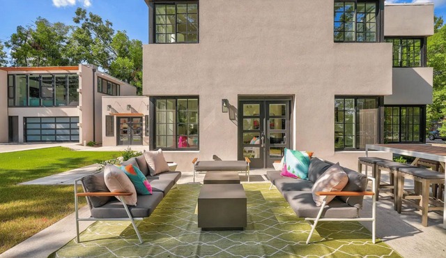 5BR sleeping 10 near OU Stadium — built for game weekends and groups.