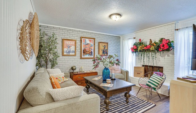 6 Mi to AT&T Stadium! Texan-Themed Townhome