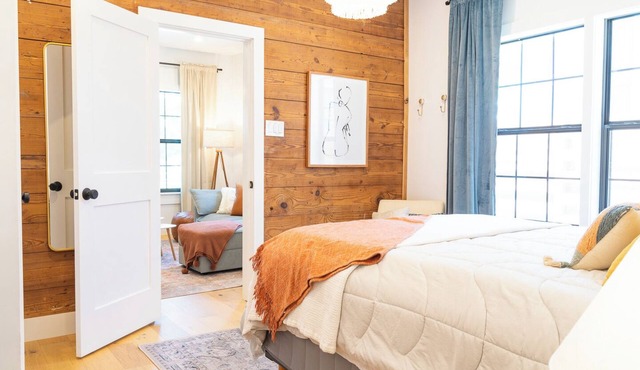 6 mins from Downtown & Stadium Private Parking Unit B