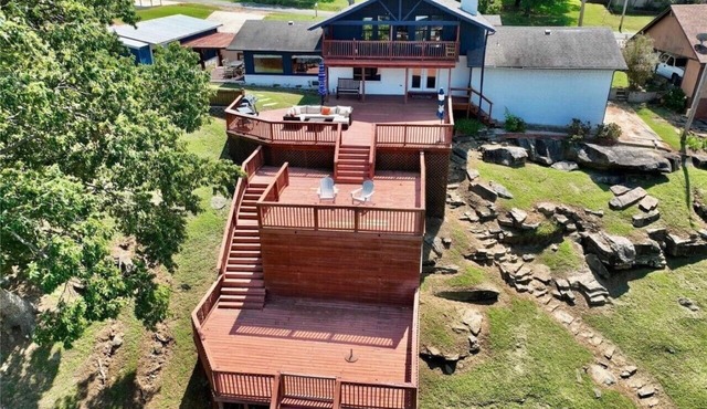 6 Oaks Overlook is a spacious 5-bedroom house with stunning lake views & access.