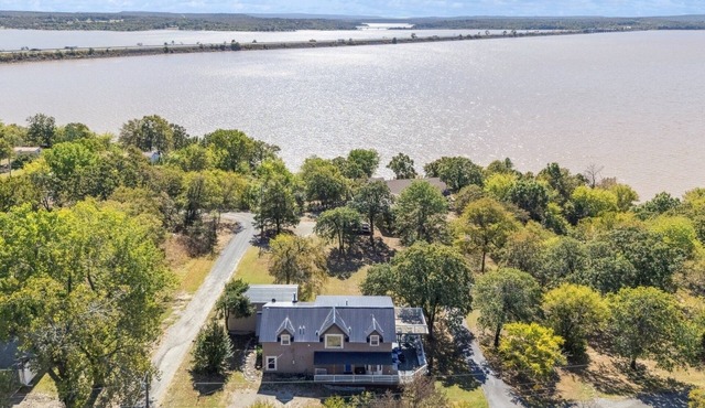 80’s Retro Themed Lakefront with Amazing Views Game Rm Open Cabin-Fiber WiFi